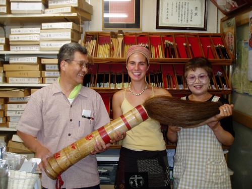 Visiting Sakuma's shop and saying hello to his friend Wajo Okada and Mrs. Sakuma. (That is not a brush I take traveling...)